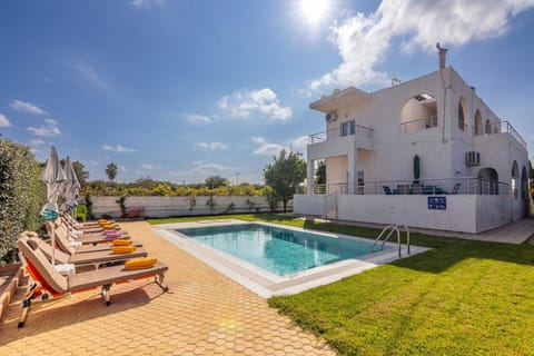 Property building, Garden, Garden view, Pool view, Swimming pool, sunbed