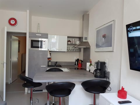 Kitchen or kitchenette, Dining area, minibar, stove, toaster