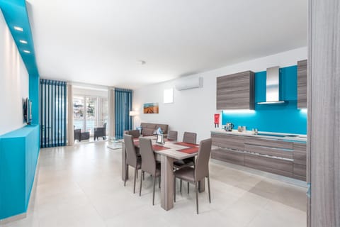 Balcony/Terrace, Kitchen or kitchenette, Living room, Dining area, Family