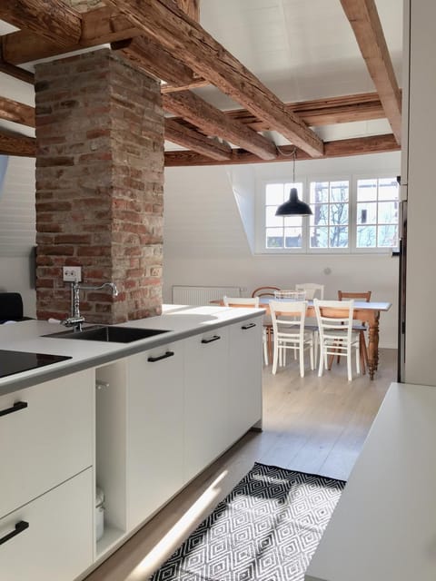 Kitchen or kitchenette, Dining area
