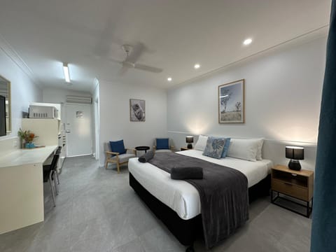 Shower, Bed, Bathroom, Coffee/tea facilities, Bedroom, fireplace, hair dresser, minibar, towels