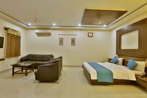 Bed, Photo of the whole room, Seating area, air conditioner