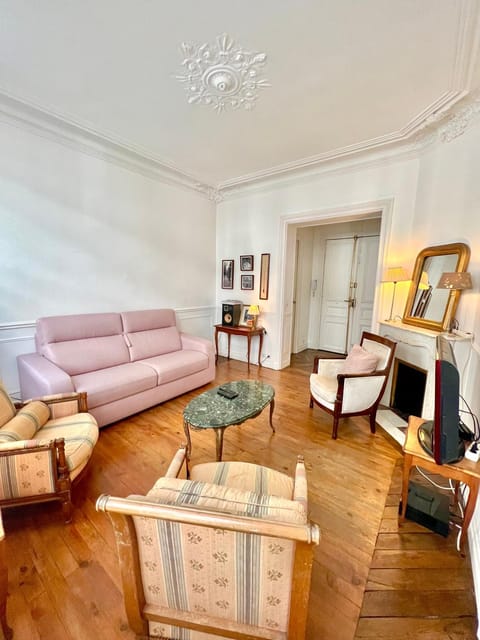 BASSANO Apartment in Paris