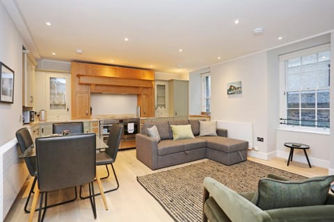 Kitchen or kitchenette, Living room, Seating area, Dining area