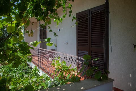 Villa Ivanka Murter ap A sa grijanim bazenom i besplatnim parkingom Apartment in Murter