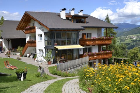 Property building, Day, Natural landscape, Garden, Garden view, Mountain view