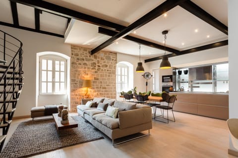 Living room, Seating area