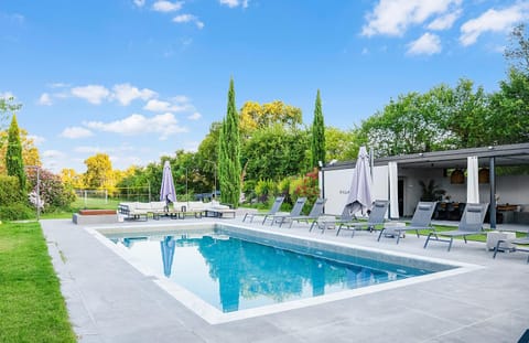 Day, Natural landscape, BBQ facilities, Garden, Garden view, Pool view, Swimming pool, sunbed