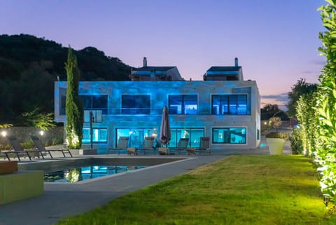 Property building, Garden, Swimming pool