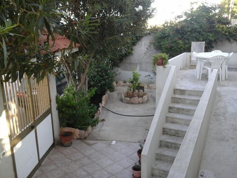 Property building, Patio, Facade/entrance, Balcony/Terrace, Garden view