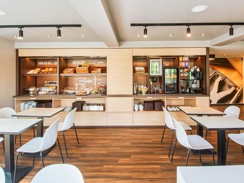 Lounge or bar, Breakfast