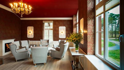 Garden, Living room, Seating area, Meeting/conference room, Garden view, flat iron