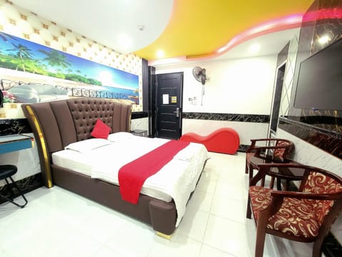 Bed, TV and multimedia, Photo of the whole room, Seating area, Bedroom