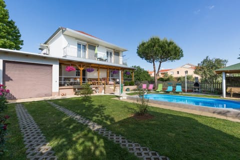 Property building, Garden, Swimming pool, Swimming pool