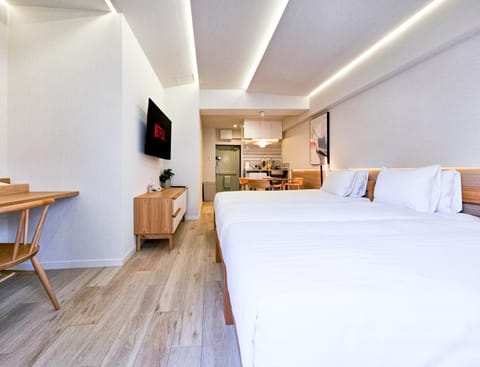 Bed, TV and multimedia, Kitchen or kitchenette, Living room, Photo of the whole room, Seating area, Bedroom