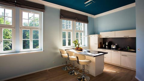 Coffee/tea facilities, Kitchen or kitchenette, Seating area, Dining area, stove