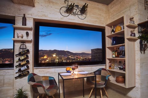 Kitchen or kitchenette, Seating area, Dining area, City view, Meals, Alcoholic drinks, Non alcoholic drinks