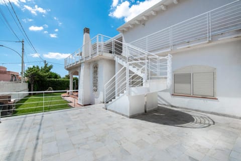 Property building, Patio, Facade/entrance