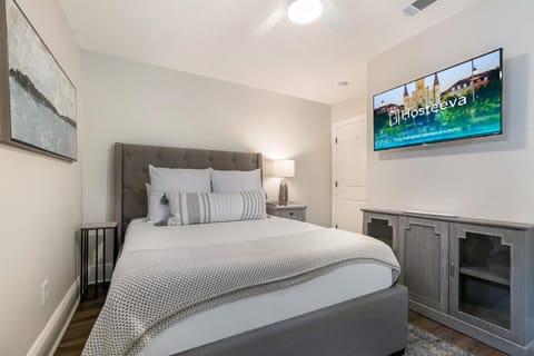 Bed, TV and multimedia, Photo of the whole room, Bedroom