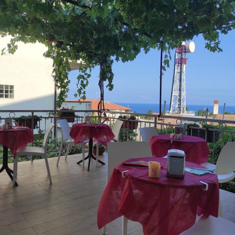 Natural landscape, View (from property/room), Balcony/Terrace, Dining area, Sea view