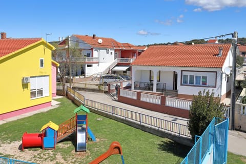 Property building, Communal lounge/ TV room, Day, Neighbourhood, Natural landscape, Children play ground, Street view