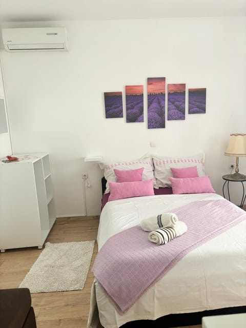 Bed, Bedroom, towels