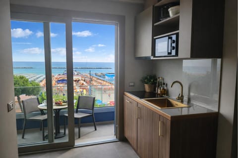 View (from property/room), Balcony/Terrace, Kitchen or kitchenette, Dining area, Sea view, pet friendly