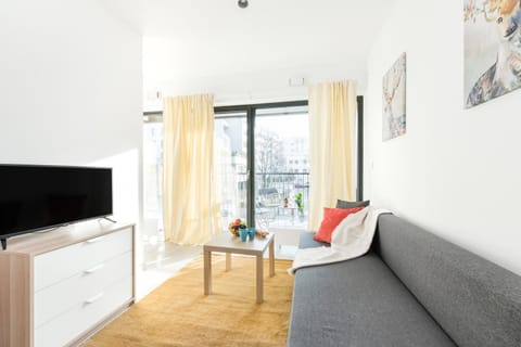 Communal lounge/ TV room, TV and multimedia, Living room, Seating area, Evening entertainment