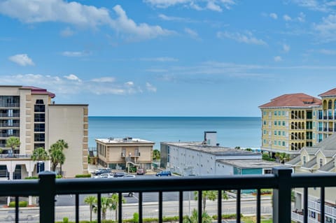 Walk to Family Kingdom, Ocean Myrtle Beach Condo! Apartment in Myrtle Beach