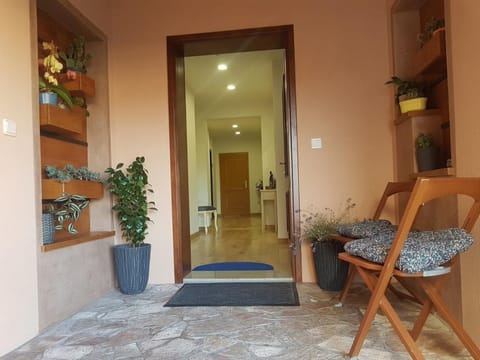 Property building, Facade/entrance, Lobby or reception, Seating area