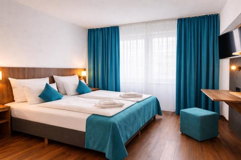 Bed, TV and multimedia, Photo of the whole room, Bedroom, towels