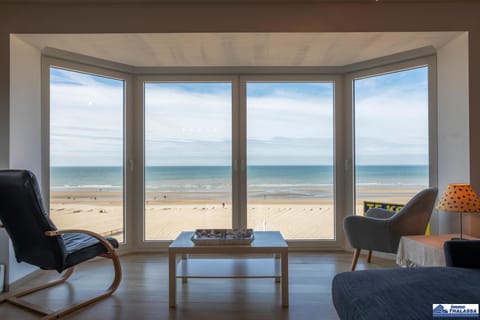 Valentino 0401 - 2 bedrooms 6p - stunning sea view - centrally located Apartment in Koksijde