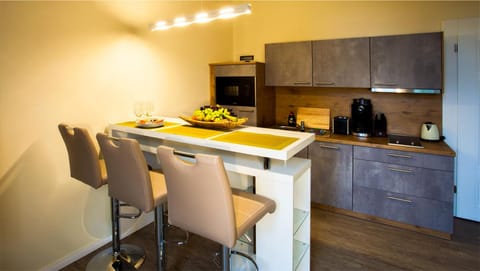 Coffee/tea facilities, Kitchen or kitchenette, Seating area, Dining area, Food, Area and facilities, pet friendly, stove, kitchen