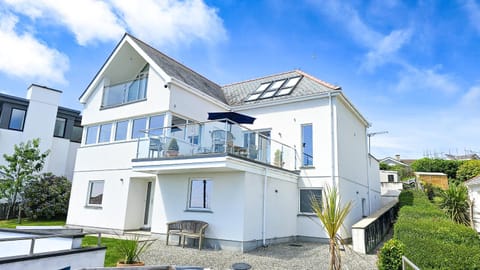 Property building, Patio, Location