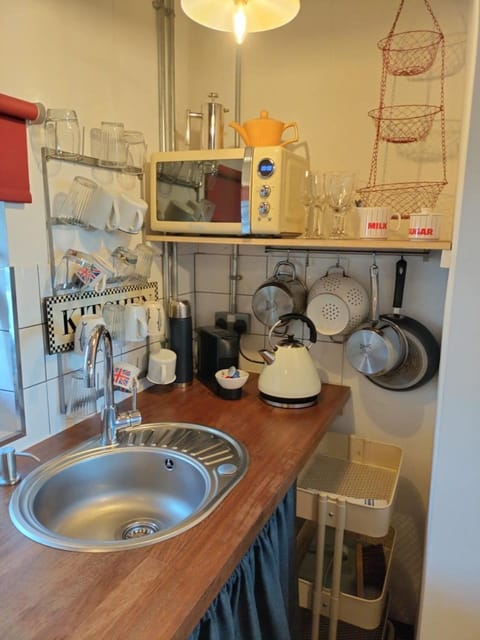 Coffee/tea facilities, Kitchen or kitchenette, stove