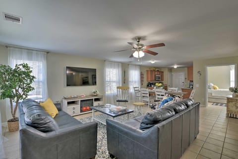 Galloping Seahorse Seabrook Home about 4 Mi to NASA! House in Seabrook