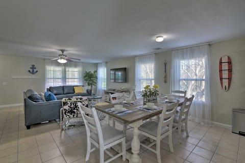 Galloping Seahorse Seabrook Home about 4 Mi to NASA! House in Seabrook