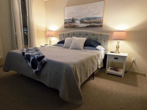 Old Fort Loft King & Queen suites nearest accomodation to Marshals Museum power your EV for free! Apartment in Fort Smith