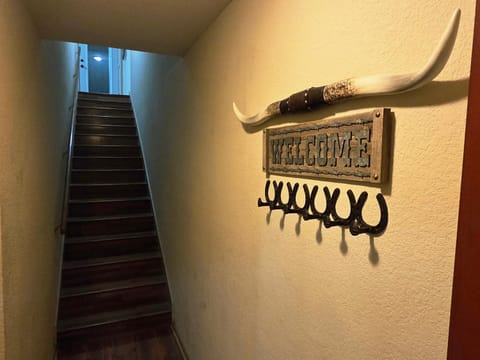 Old Fort Loft King & Queen suites nearest accomodation to Marshals Museum power your EV for free! Apartment in Fort Smith