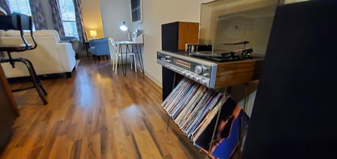 Old Fort Loft King & Queen suites nearest accomodation to Marshals Museum power your EV for free! Apartment in Fort Smith