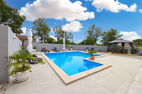 Swimming pool, Swimming pool