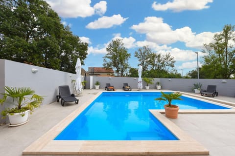 Swimming pool, Swimming pool