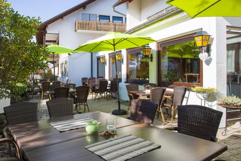 Restaurant/places to eat, Balcony/Terrace