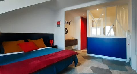 Photo of the whole room, Bedroom