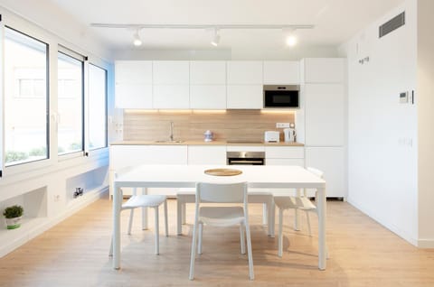 Kitchen or kitchenette, Dining area