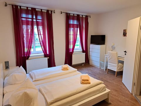 Photo of the whole room, Bedroom