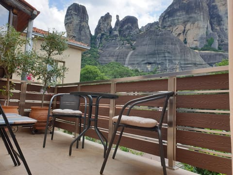 The house under the rocks of Meteora 1 Apartment in Kalabaka