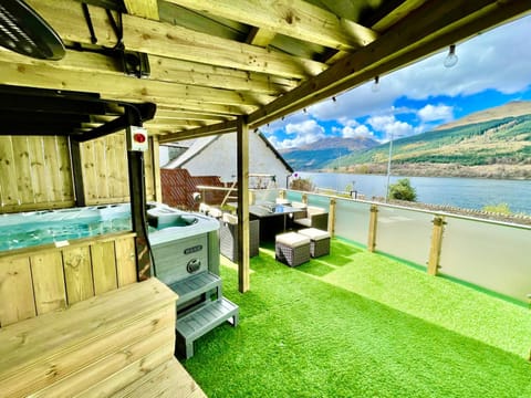 Amazing Alps and Loch views - HOT TUB and pet friendly House in Scotland