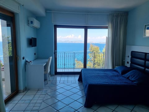 Bed, Natural landscape, TV and multimedia, View (from property/room), Photo of the whole room, Bedroom, Sea view
