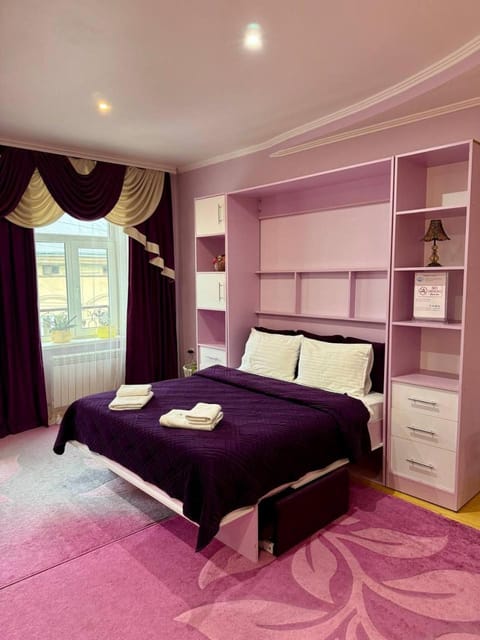 Bed, Bedroom, towels